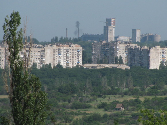 Image - Torez, Donetsk oblast: coal mine and residential district.